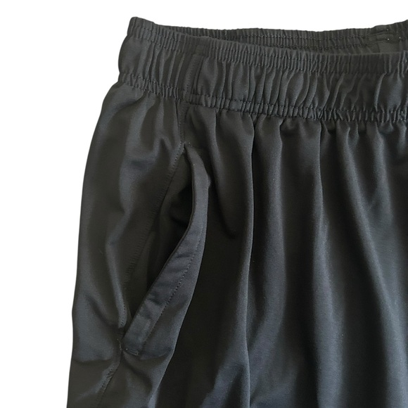 Under Armour Men’s Black Athletic Shorts Loose Fit Size Large 9’ inseam - Picture 5 of 6